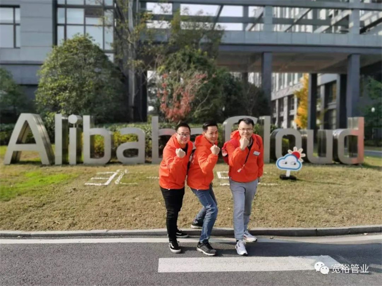 ▲寬裕三劍俠，居中為黃總